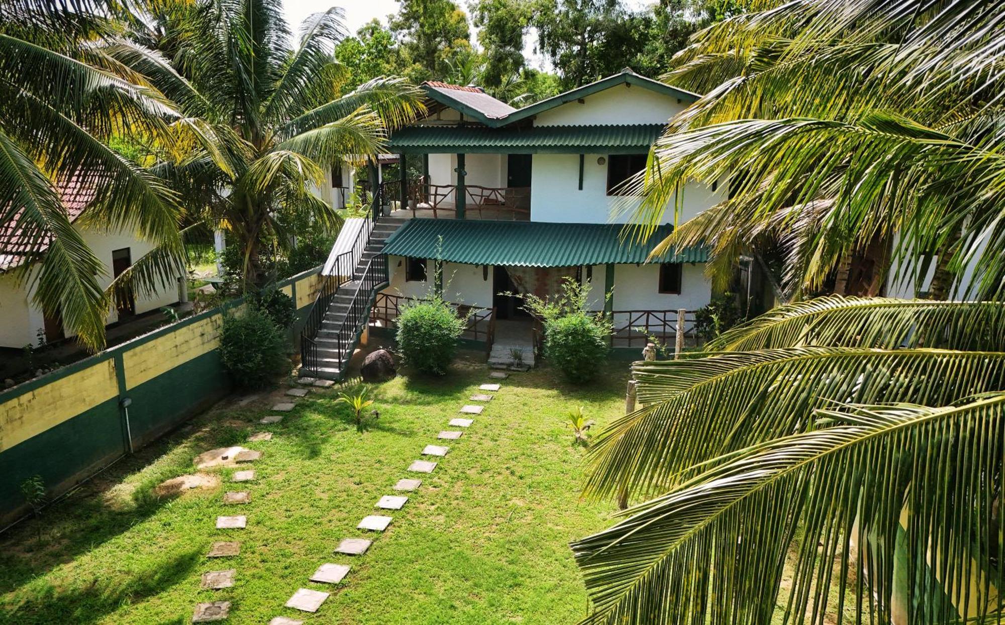 Blue Skies Guest House And Restaurant Tangalle Exterior photo