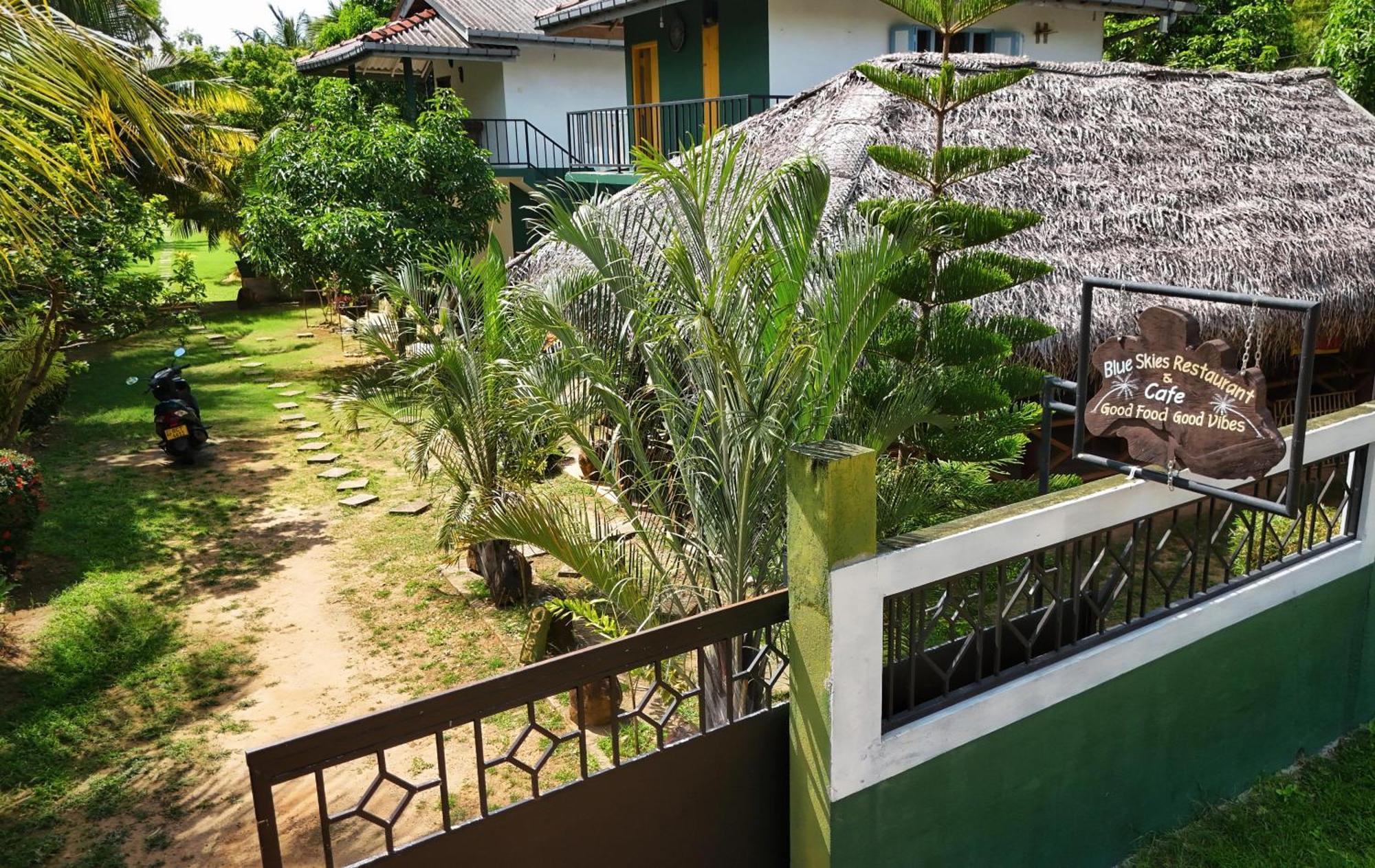 Blue Skies Guest House And Restaurant Tangalle Exterior photo