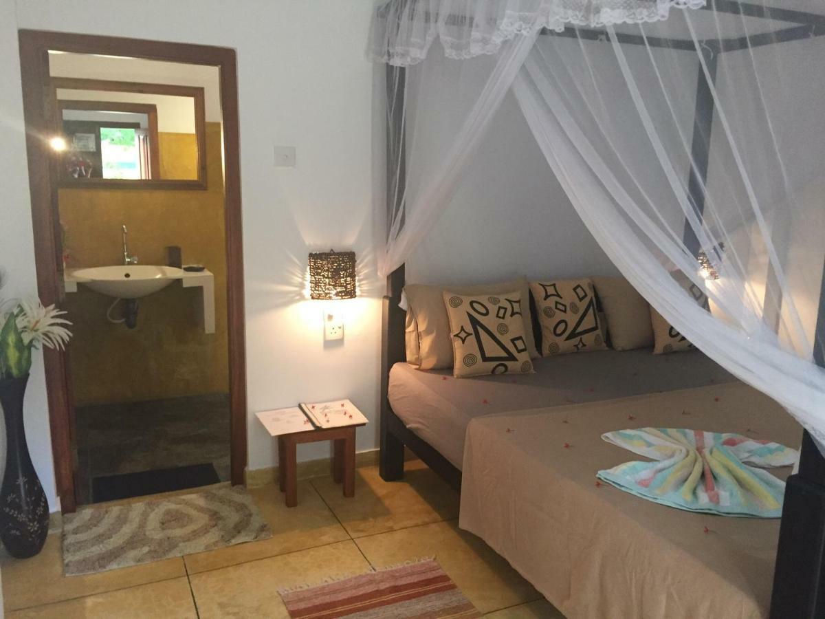 Blue Skies Guest House And Restaurant Tangalle Exterior photo